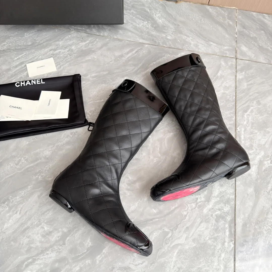 👟👟Ex-factory price 1040👟👟 High version of Chanel CHANEL, 🌞🌞🌞The latest boots from Xiaoxiang 2025 autumn and winter counter, a must-have item for this autumn and winter! ! Ms. Chanel loves simple yet irresistible combinations to show her unique style. Mix and match freely to shine⚡Follow Grandma’s fashion steps! ! ! The top-notch craftsmanship and texture are perfectly presented. No matter any details, you can compare them with the counters. The best quality products can be entered and exited from the counters at will! ! ❶Material: imported cowhide ❷Inner lining: sheepskin lining ❸Feet: sheepskin lining ❹Outsole: original molded sole ❺Heel height: 2 cm ❻Boot shaft height: 13 inches ❼Number: 35-40 (40 and 41 are customized and cannot be returned)